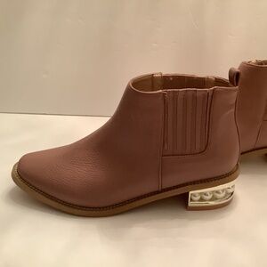 Dusty rose pink vegan leather ankle boots Pearl heel size 8 Catherine Malandrino